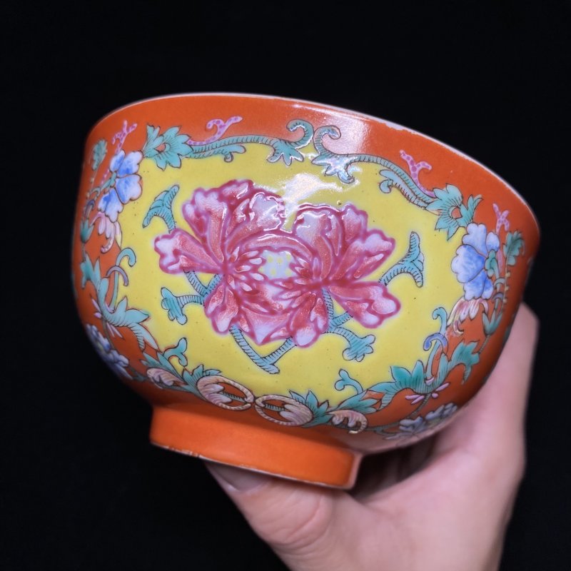 清宣统 珊瑚红地开光粉彩牡丹纹碗 - 图6