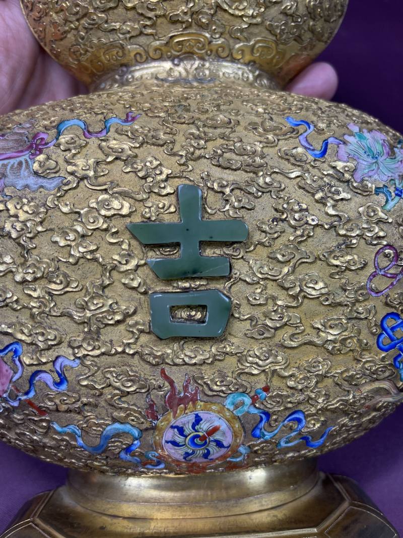 清乾隆 御製铜鎏金画珐琅八宝嵌玉大吉葫芦壁瓶一对 - 图10