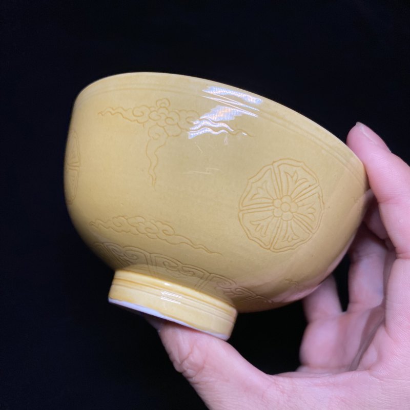 清康熙 黄地暗刻团花纹碗 - 图7