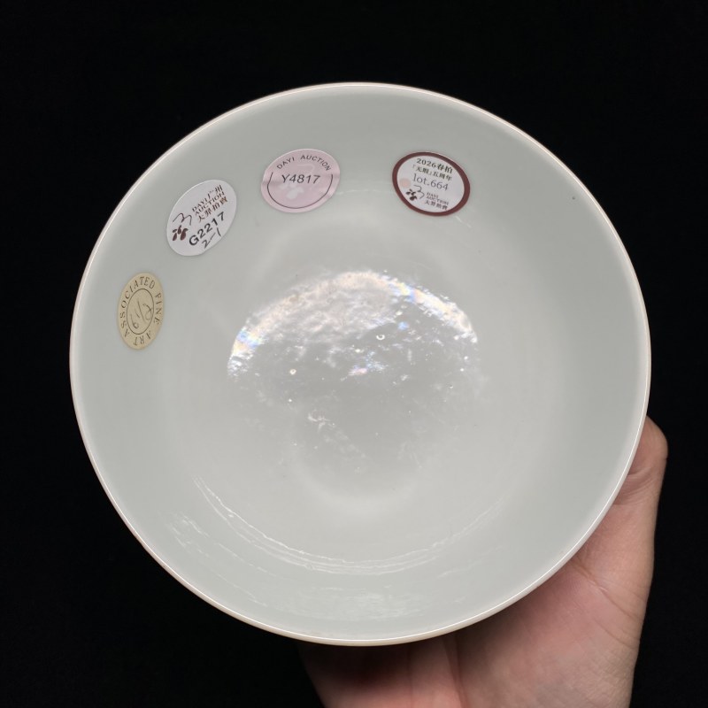 清宣统 珊瑚红地开光粉彩牡丹纹碗 - 图7