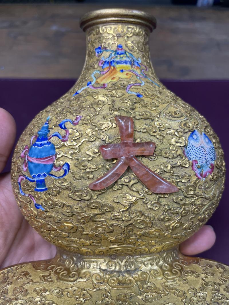 清乾隆 御製铜鎏金画珐琅八宝嵌玉大吉葫芦壁瓶一对 - 图11