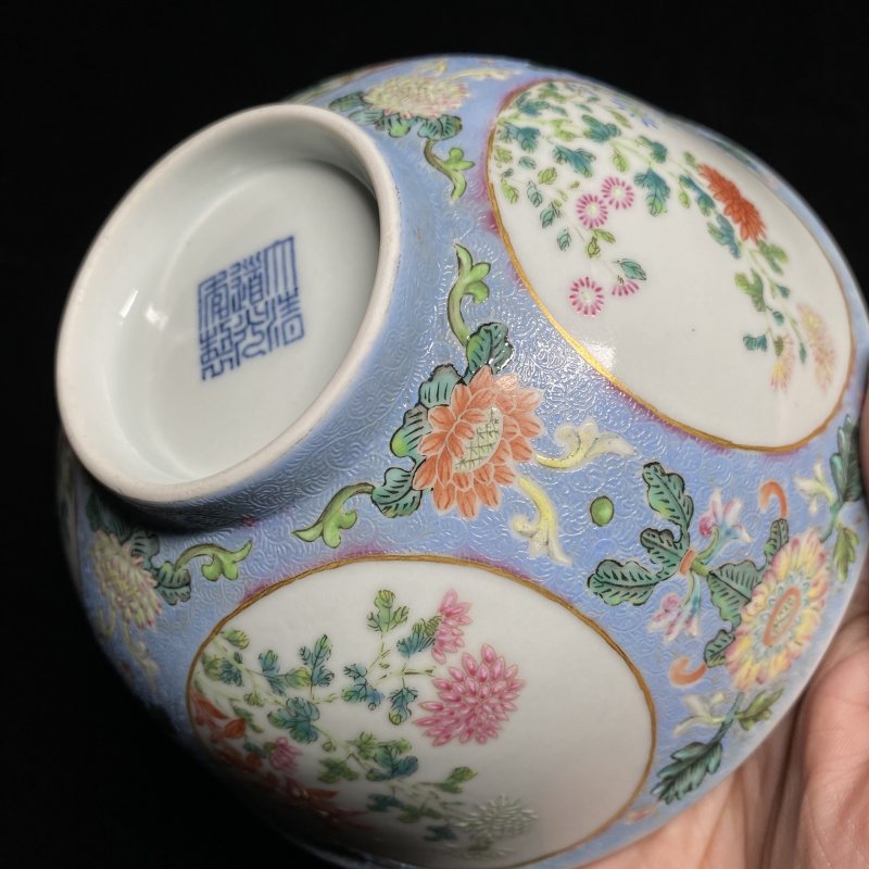 清道光 蓝地轧道洋彩开光重阳菊艳图膳碗 - 图19
