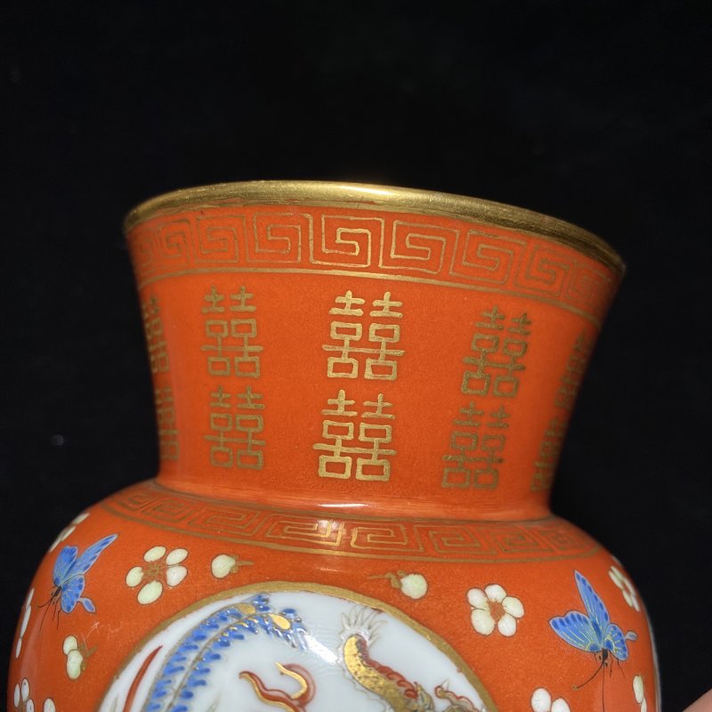 清同治 珊瑚红地描金开光粉彩龙凤喜字纹渣斗（一对） - 图10