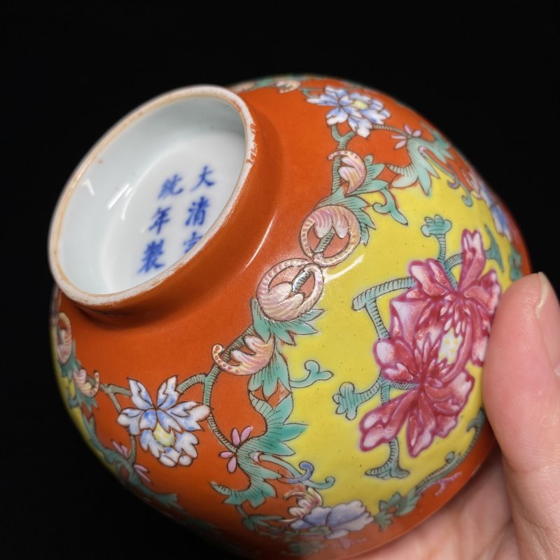清宣统 珊瑚红地开光粉彩牡丹纹碗 - 图9