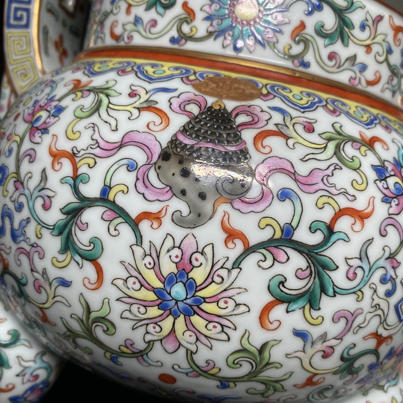 清乾隆 洋彩缠枝莲托八吉祥纹朝冠耳鼎式炉 - 图19