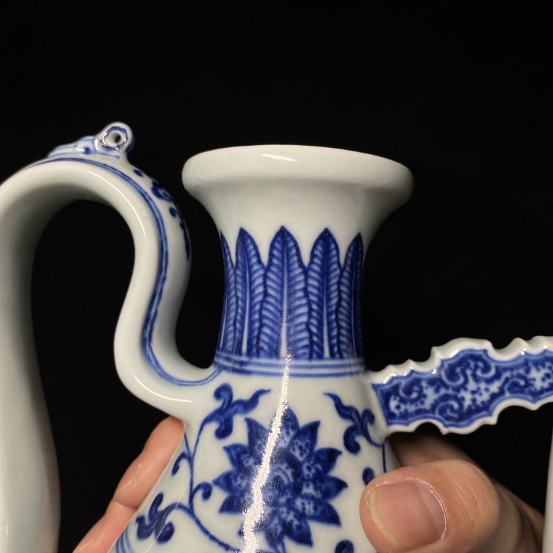 清乾隆 青花折枝花果纹执壶 - 图8