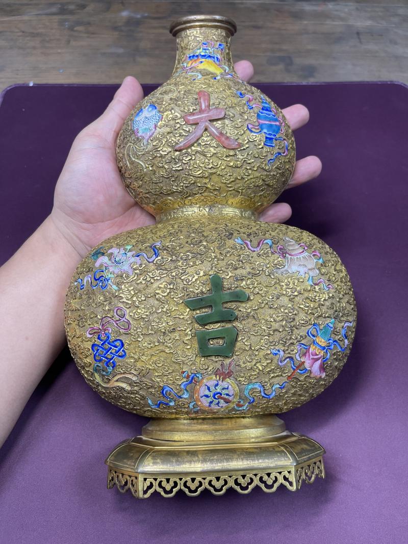 清乾隆 御製铜鎏金画珐琅八宝嵌玉大吉葫芦壁瓶一对 - 图14