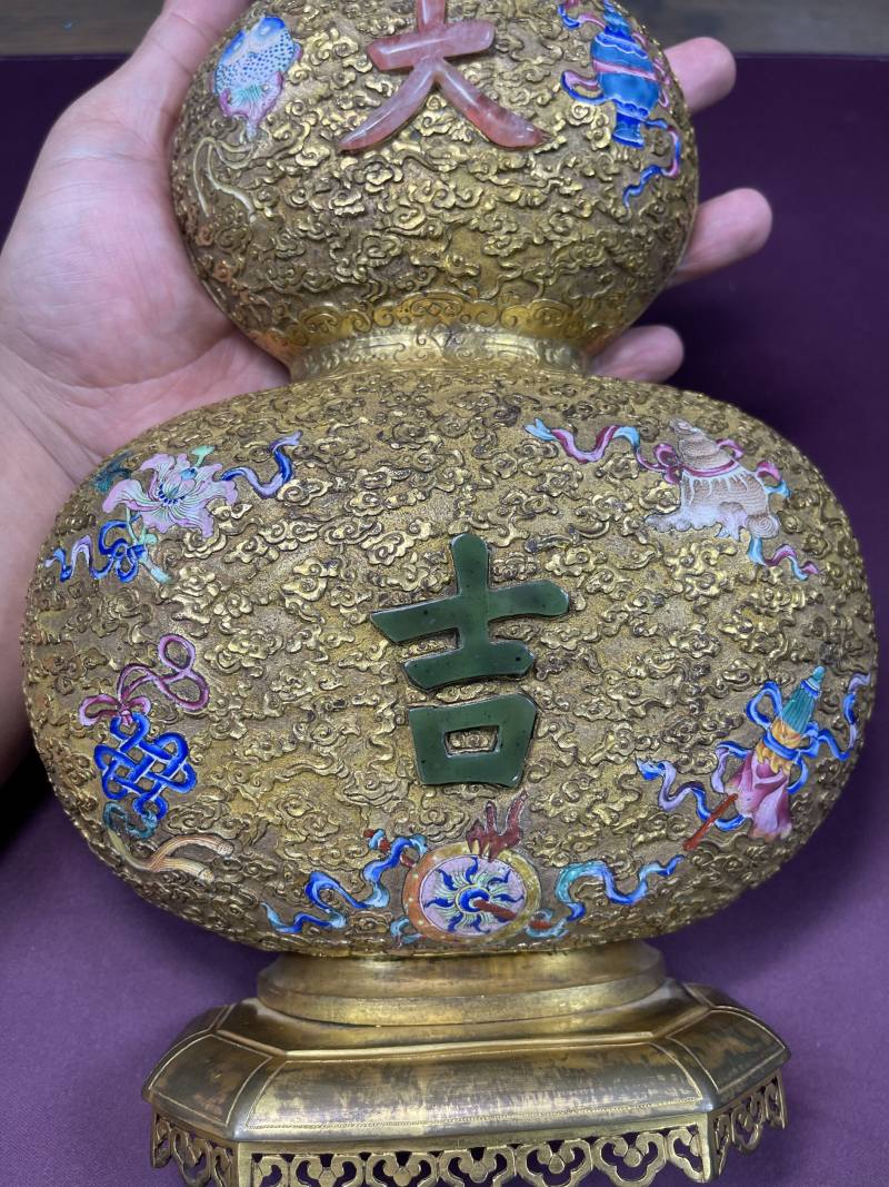 清乾隆 御製铜鎏金画珐琅八宝嵌玉大吉葫芦壁瓶一对 - 图15
