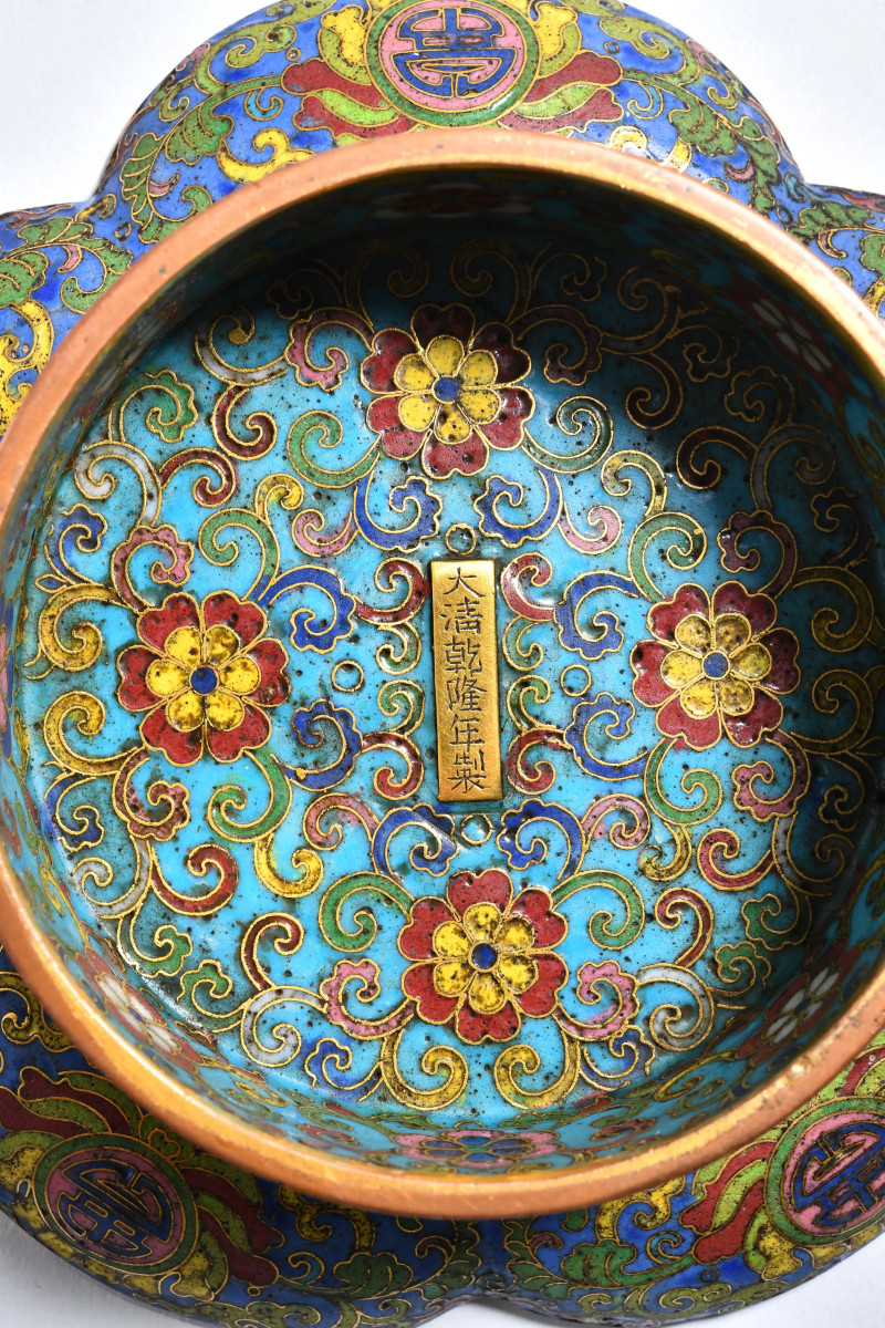 清乾隆 铜胎掐丝珐琅宝相花寿字纹梅花形盘 - 图3
