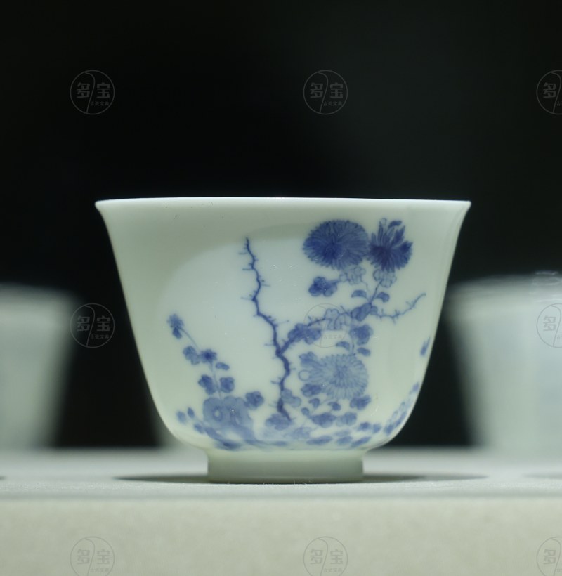 康熙青花九月花神杯 - 菊花