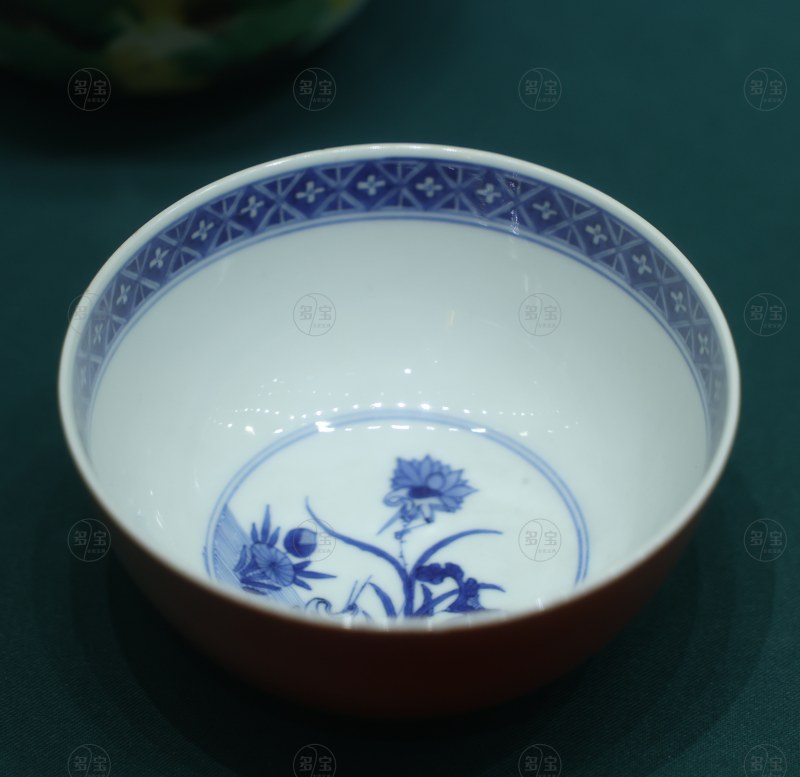 康熙 外珊瑚红内青花荷鹭纹碗