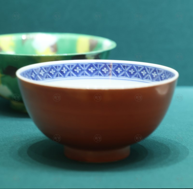 康熙 外珊瑚红内青花荷鹭纹碗 - 图2