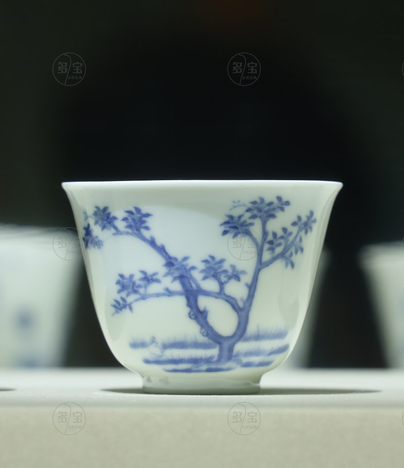 康熙青花二月花神杯 - 杏花