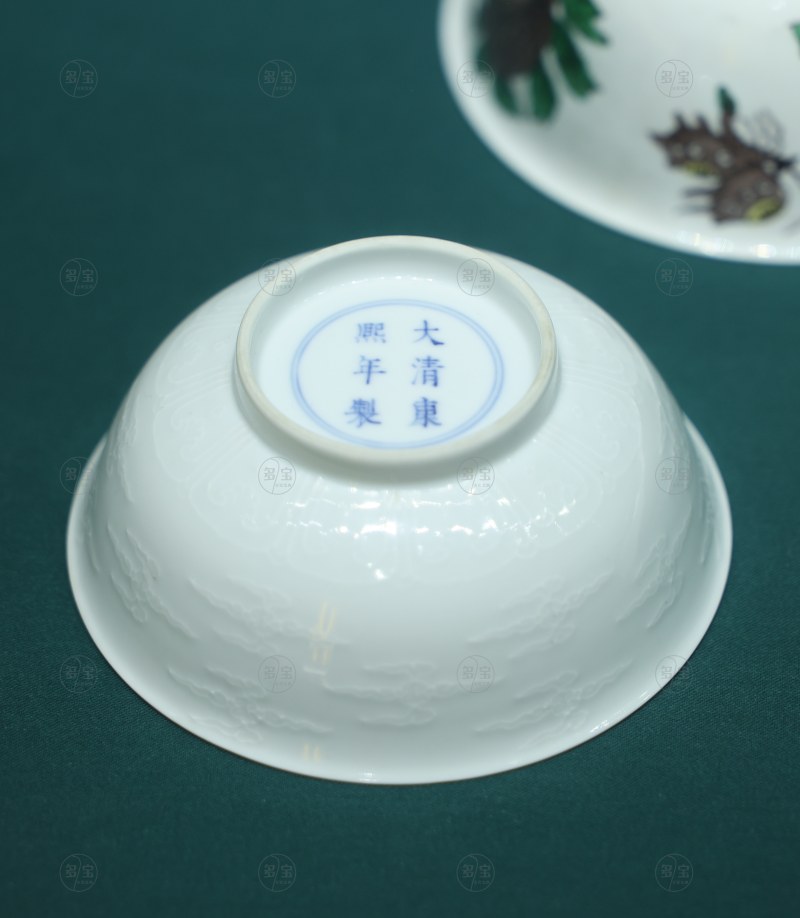 康熙 白釉沥粉云纹碗