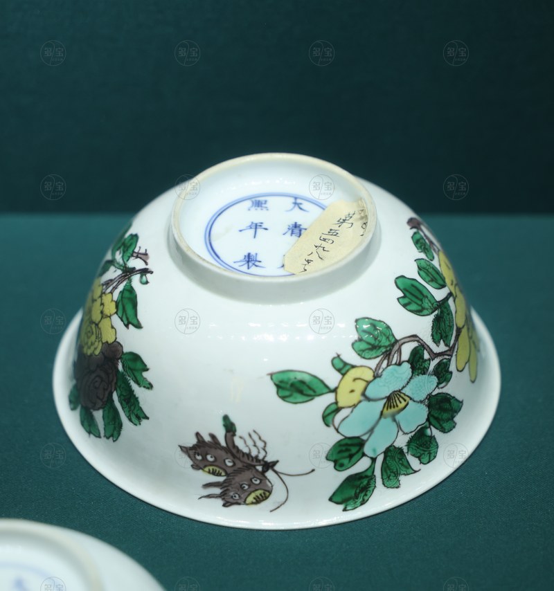 康熙 雕地龙纹素三彩花蝶纹碗