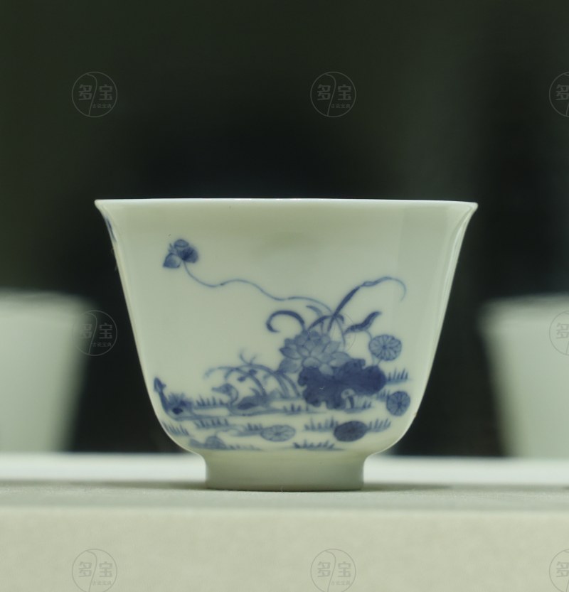 康熙青花六月花神杯 - 荷花