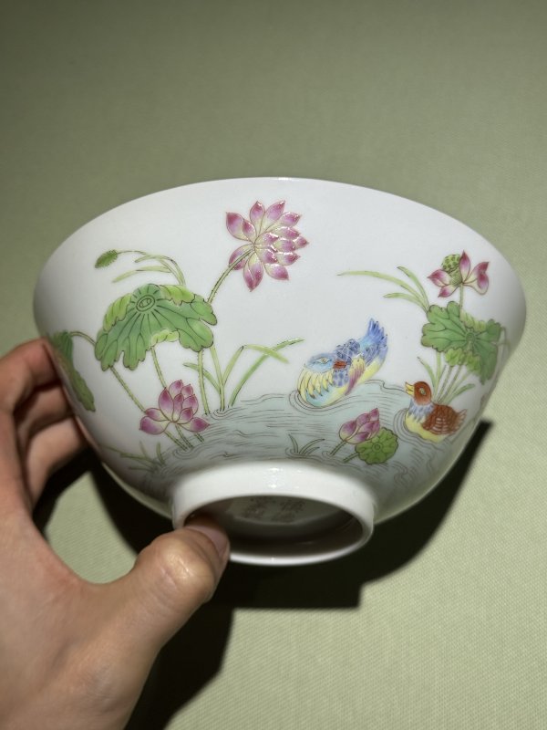 清道光 慎德堂制 粉彩满池娇纹碗一对 - 图25