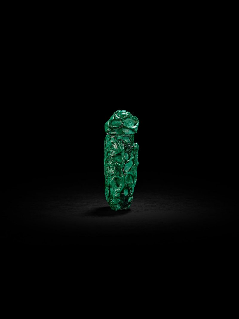清/民國　孔雀石穿花鳳紋鼻煙壺 | A MALACHITE 'PHOENIX AND PEONY' SNUFF BOTTLE - 图2