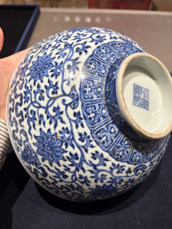 清乾隆 青花缠枝花卉纹大碗 - 图6