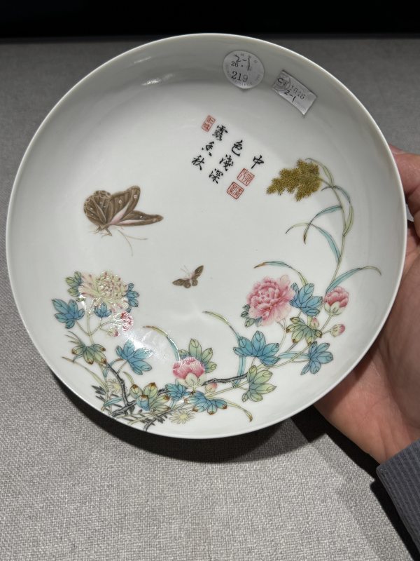 民国 珐琅彩过枝蝴蝶牡丹御题诗文盘一对 - 图6