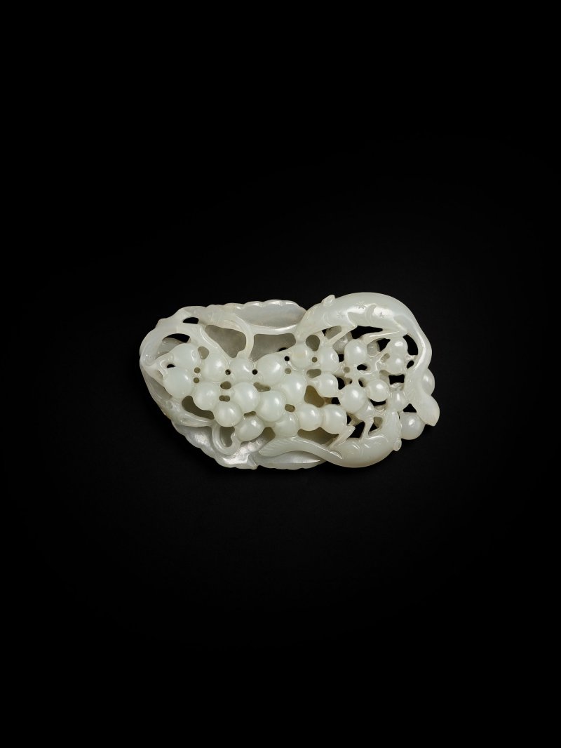 清十八/十九世紀　白玉松鼠葡萄 | A WHITE JADE 'SQUIRREL AMONG GRAPESVINE' GROUP - 图3