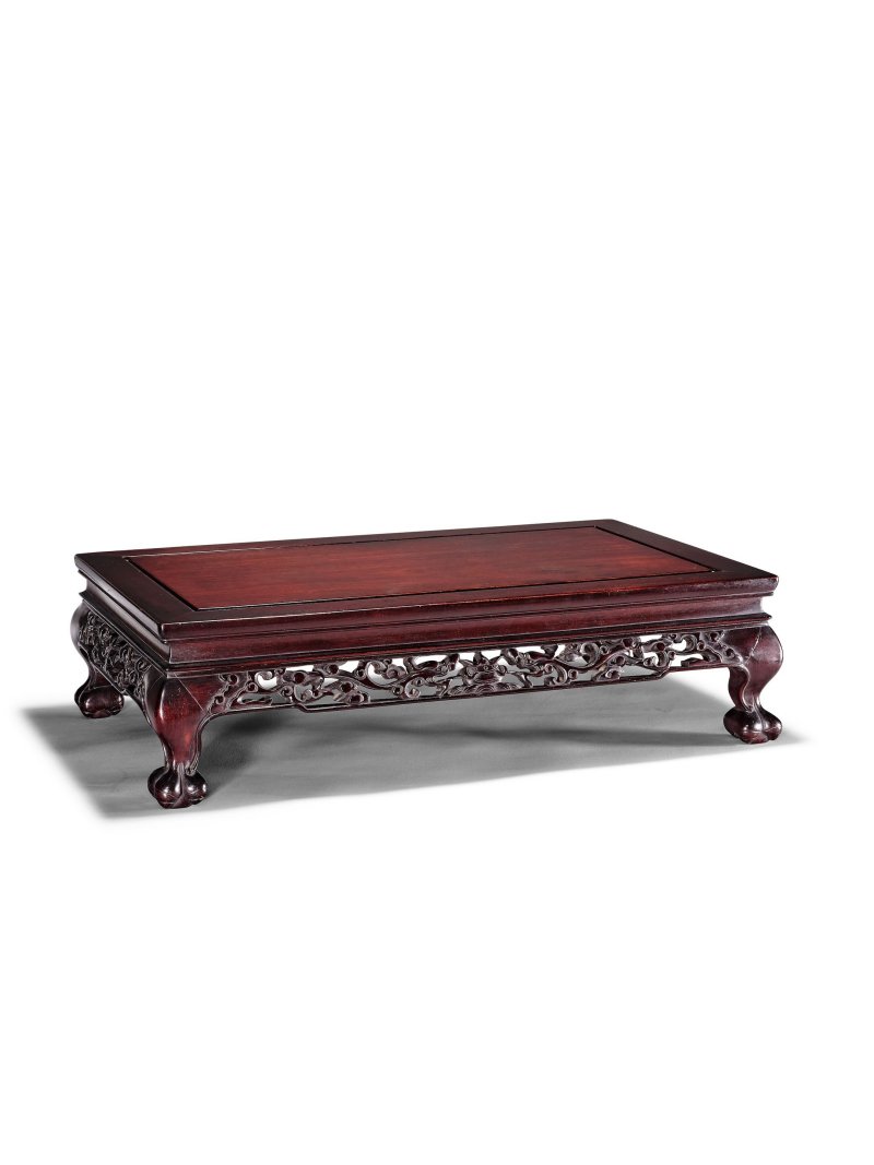 硬木書卷式几 及 硬木龍紋炕几式座 | A HARDWOOD SCROLL-FORM STAND AND A CARVED HARDWOOD 'DRAGON' STAND - 图3