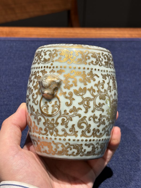 清乾隆 粉青地描金缠枝瑞莲捧寿纹鼓墩式花插一对 - 图7