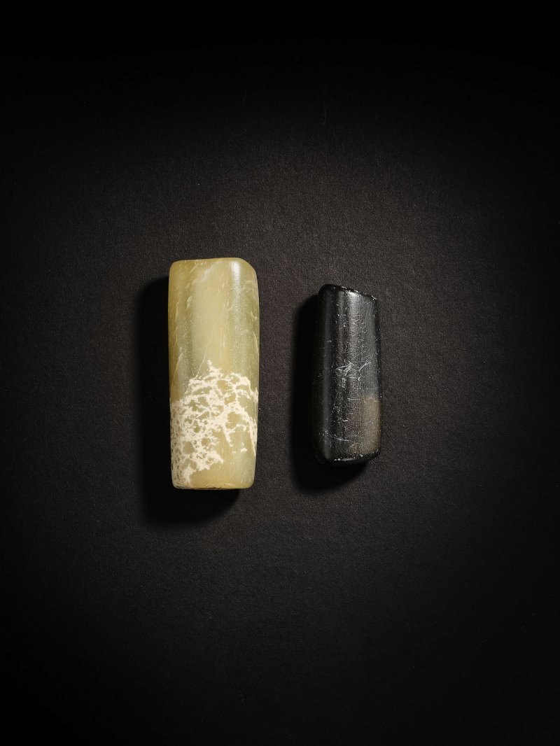 新石器時代　青玉管 及 墨玉管 | A PALE GREEN JADE BEAD AND A BLACK JADE BEAD - 图2