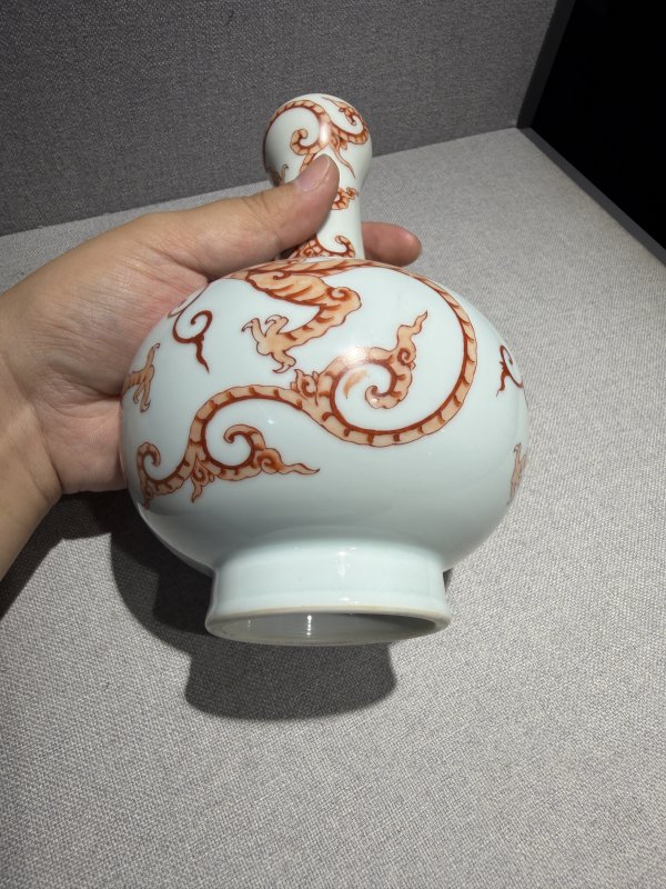 清雍正 矾红龙纹小蒜头瓶 - 图11
