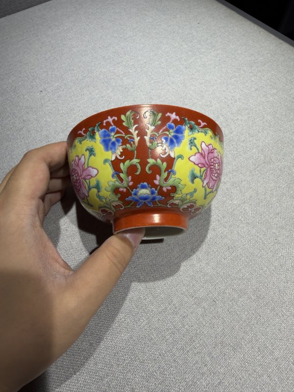 清道光 珊瑚红地洋彩开光花卉纹碗 - 图5