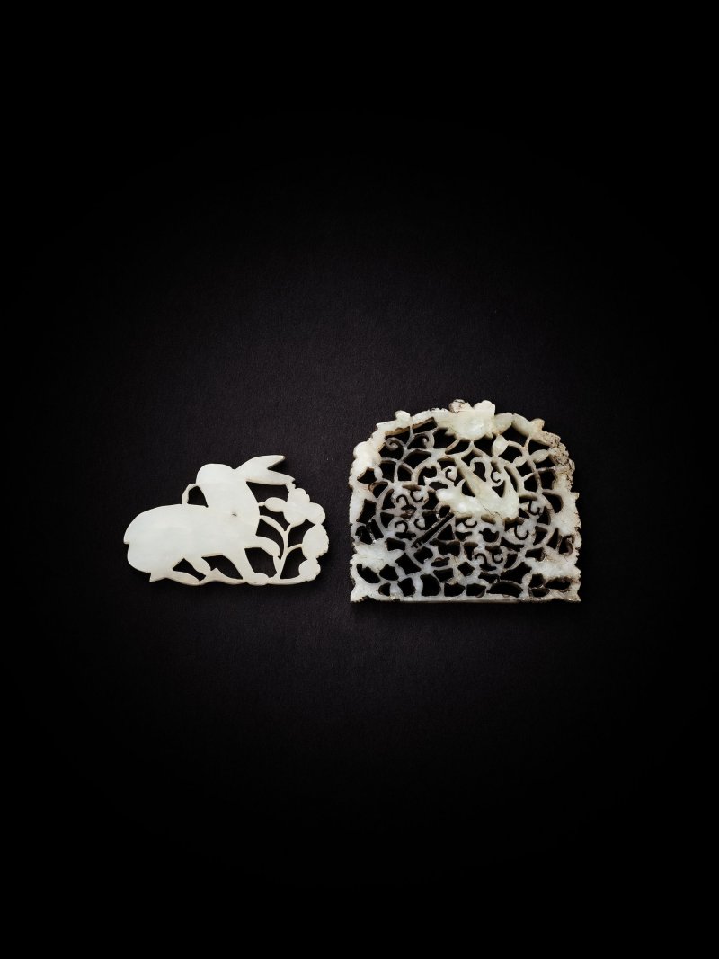 明　玉透雕兔紋飾件 及 玉透雕穿花鶴紋飾件 | TWO JADE 'RABBIT' AND 'CRANE' ORNAMENTS - 图4