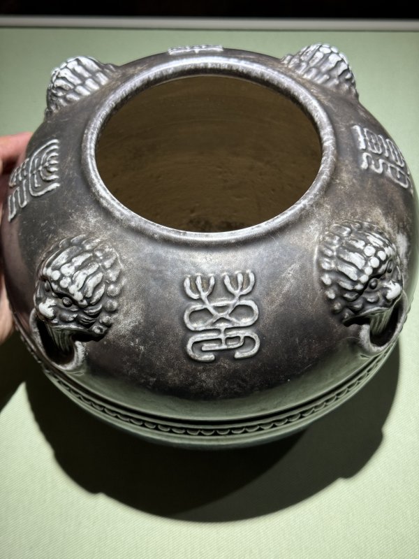 清乾隆 瓷胎仿银釉四方铺首万寿无疆钵式炉 - 图12