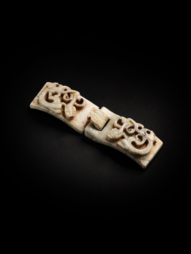 雞骨玉雕龍紋帶扣 一組兩件 | A SET OF 'CHICKEN BONE' JADE 'DRAGON' BUCKLES - 图4