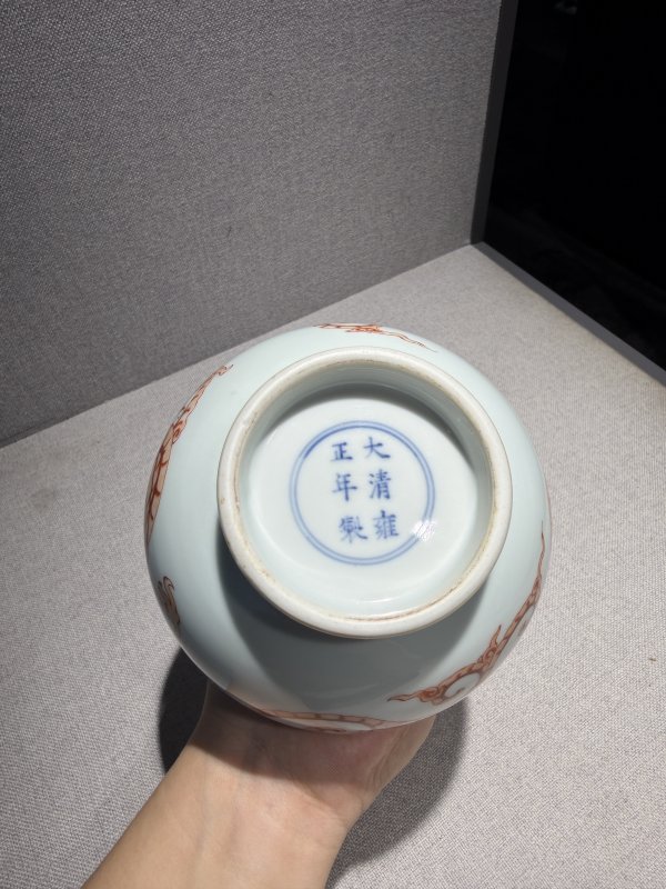 清雍正 矾红龙纹小蒜头瓶 - 图12