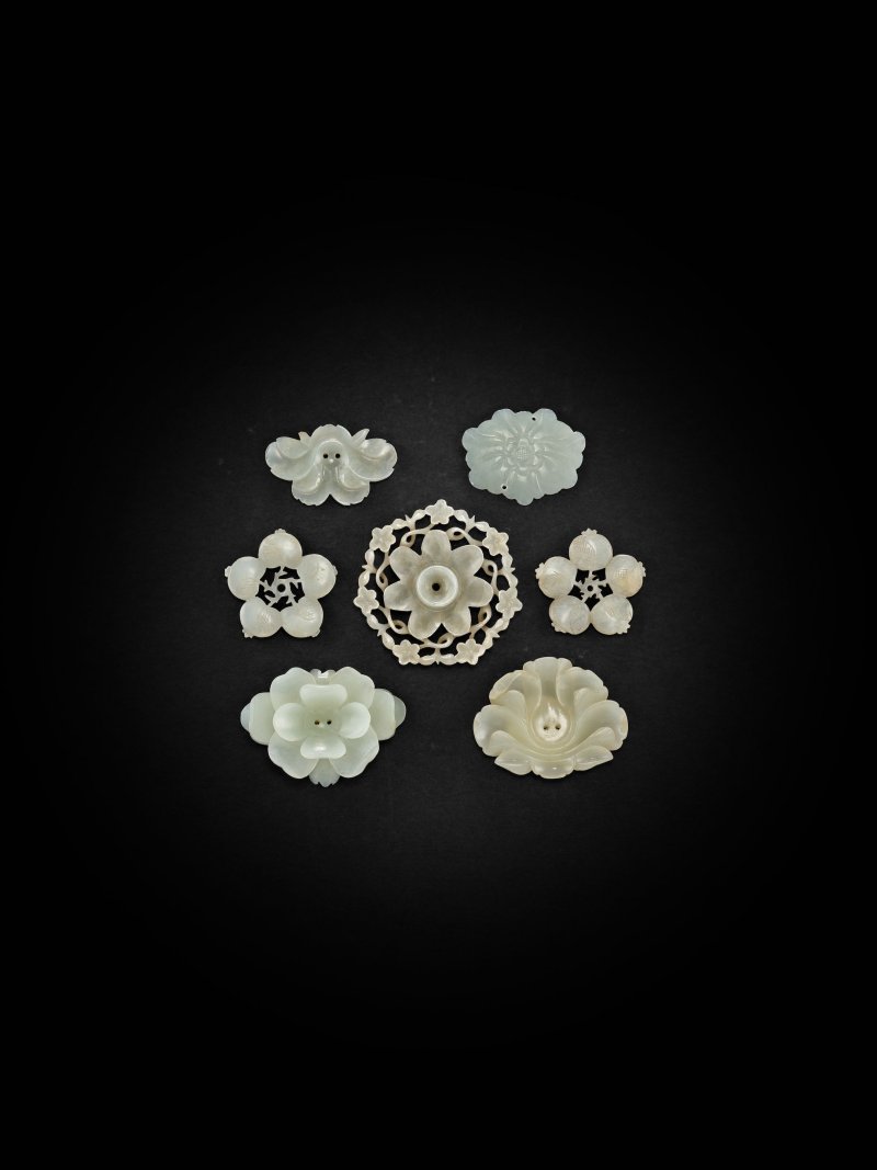明/清　玉花片一組七件 | A GROUP OF SEVEN JADE FLORAL ORNAMENTS