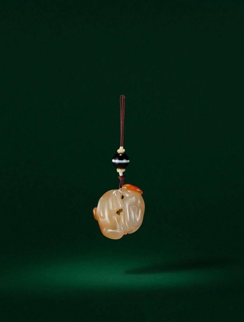 清十八/十九世紀 瑪瑙巧雕「如意雙歡」珮 | A FINE CHALCEDONY AGATE 'PAIR OF BADGERS' PENDANT - 图2