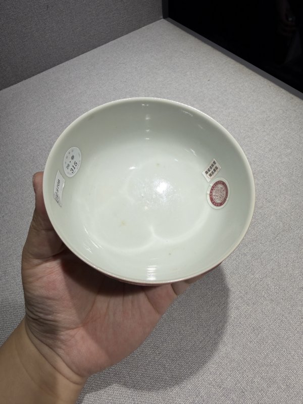 清道光 珊瑚红地洋彩开光花卉纹碗 - 图6