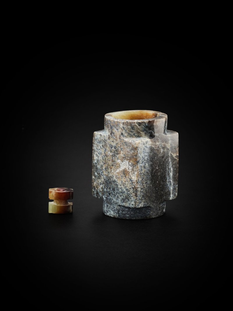 仿古玉器一組兩件 | TWO ARCHAISTIC JADE VESSELS - 图2
