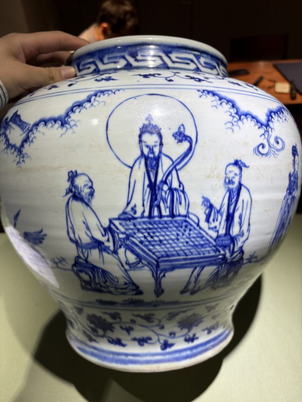 明早期 青花缠枝花卉三清对弈图大罐 - 图5