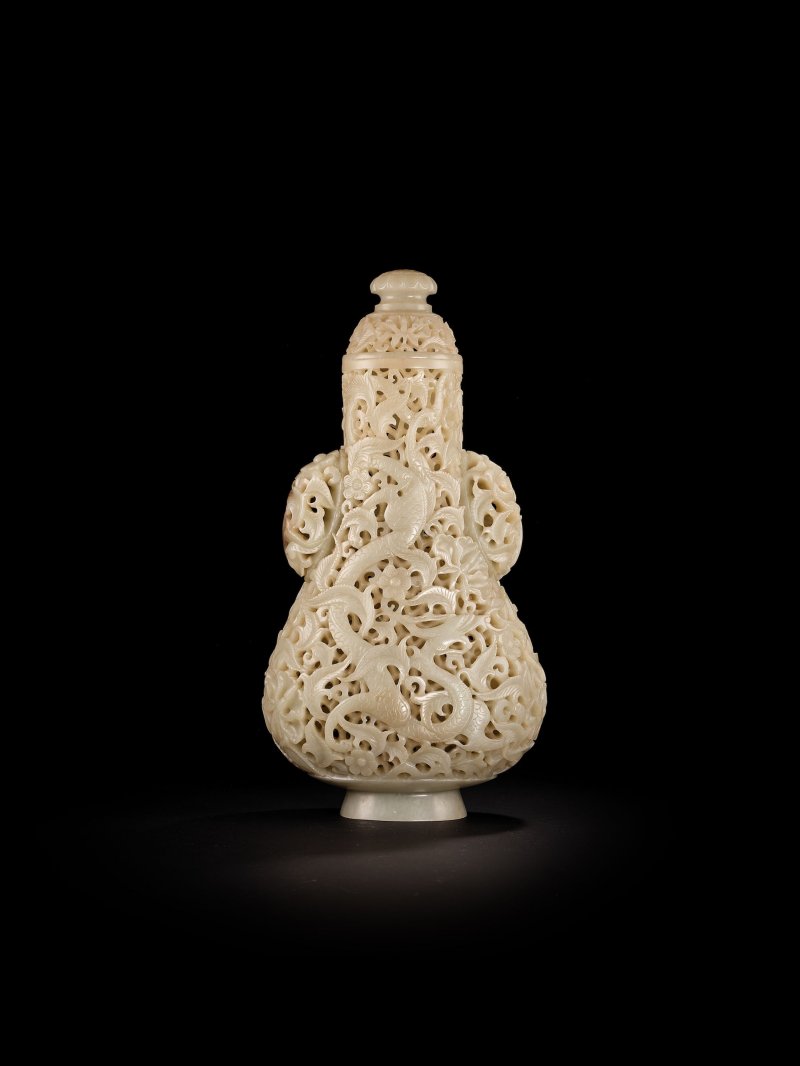 二十世紀　白玉鏤雕蓋瓶 | A WHITE JADE RETICULATED VASE AND COVER - 图5