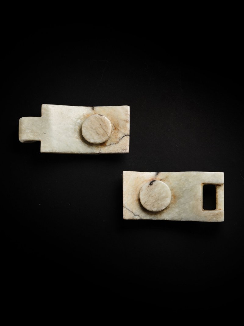 雞骨玉雕龍紋帶扣 一組兩件 | A SET OF 'CHICKEN BONE' JADE 'DRAGON' BUCKLES - 图5