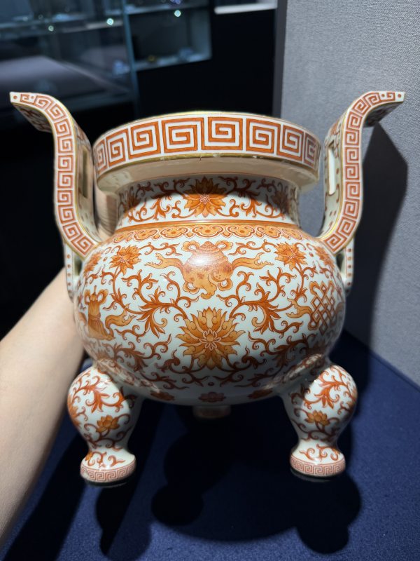 清嘉庆 矾红彩缠枝莲八吉祥纹朝冠耳炉 - 图4