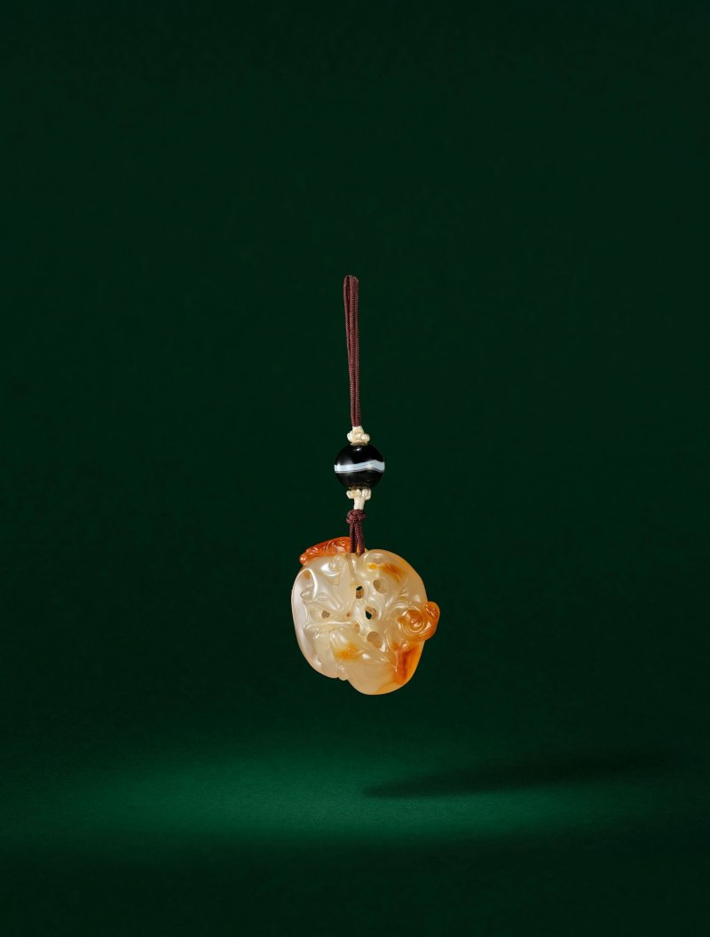 清十八/十九世紀 瑪瑙巧雕「如意雙歡」珮 | A FINE CHALCEDONY AGATE 'PAIR OF BADGERS' PENDANT - 图3