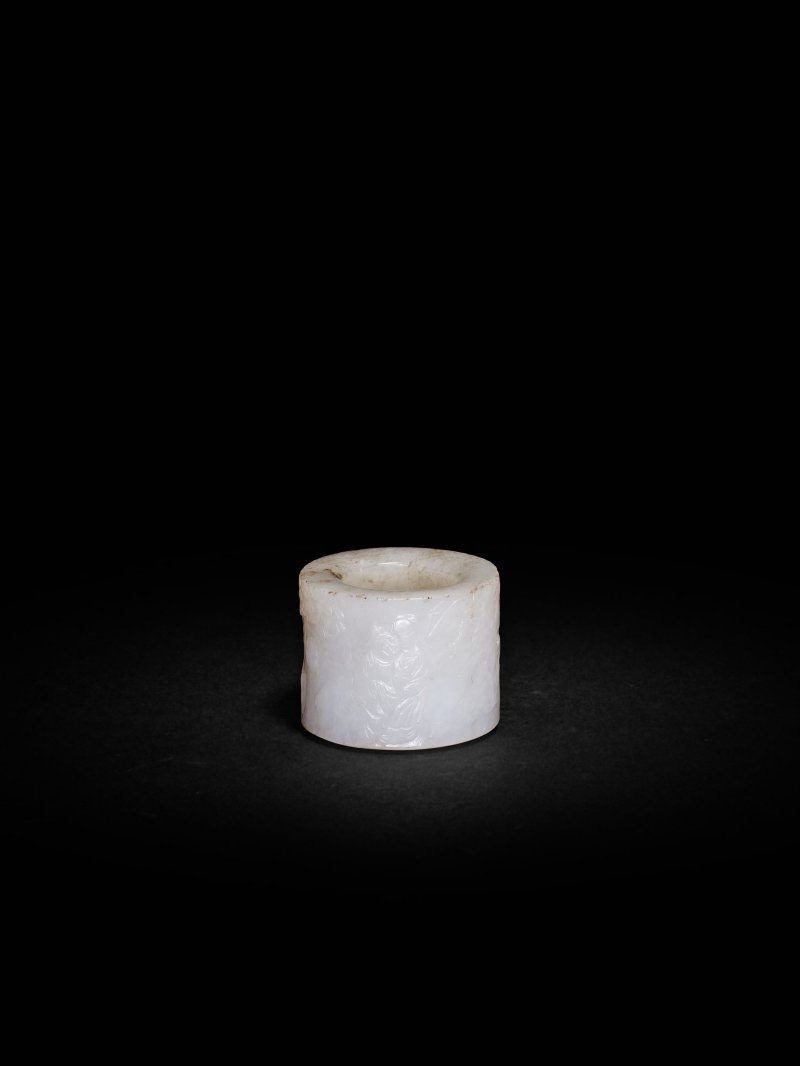 清　白玉春宮圖扳指 | A WHITE JADE 'EROTICA' THUMB RING