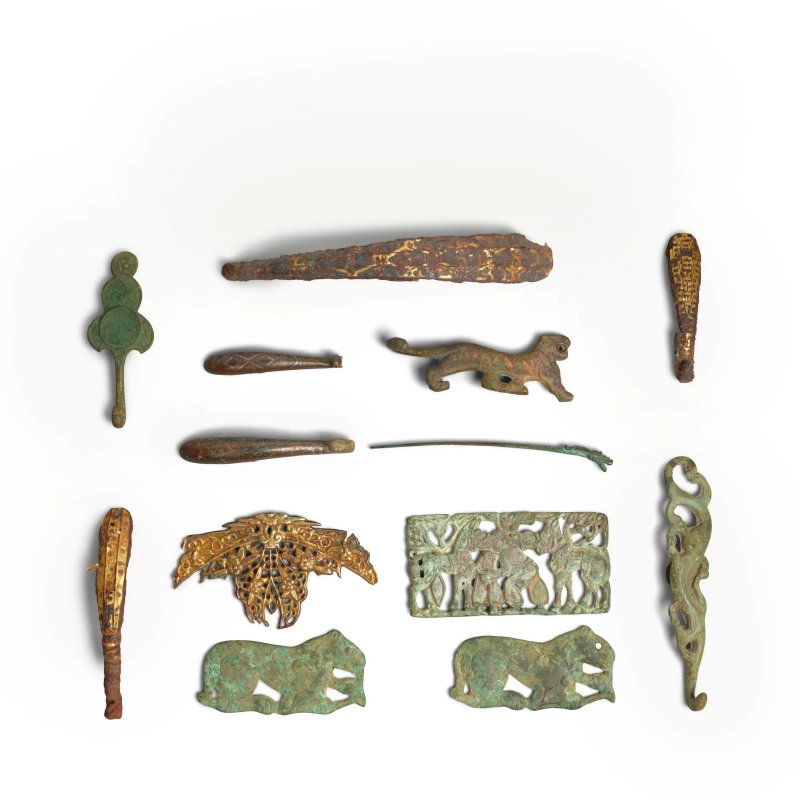 戰國至唐 青銅及鎏金銅帶鈎飾品共十三件 | THIRTEEN BRONZE AND GILT BRONZE ARTIFACTS
