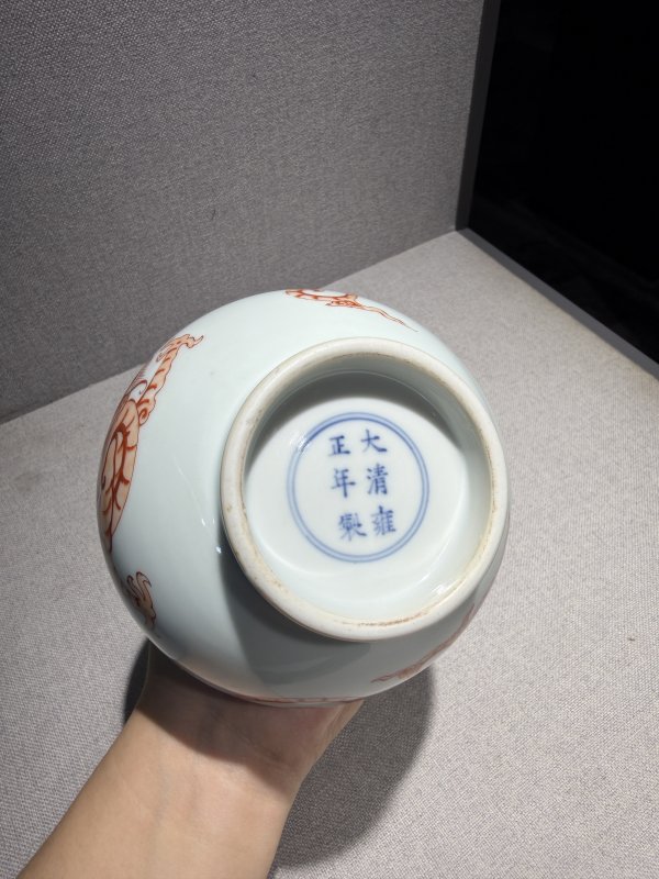 清雍正 矾红龙纹小蒜头瓶 - 图13