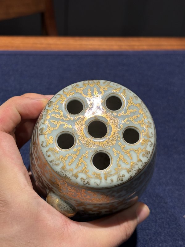 清乾隆 粉青地描金缠枝瑞莲捧寿纹鼓墩式花插一对 - 图10