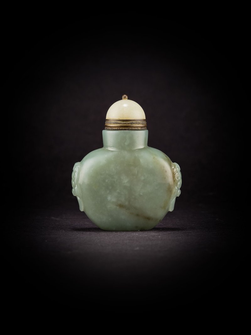清十八/十九世紀　青白玉鼻煙壺 | A PALE GREEN JADE SNUFF BOTTLE - 图3