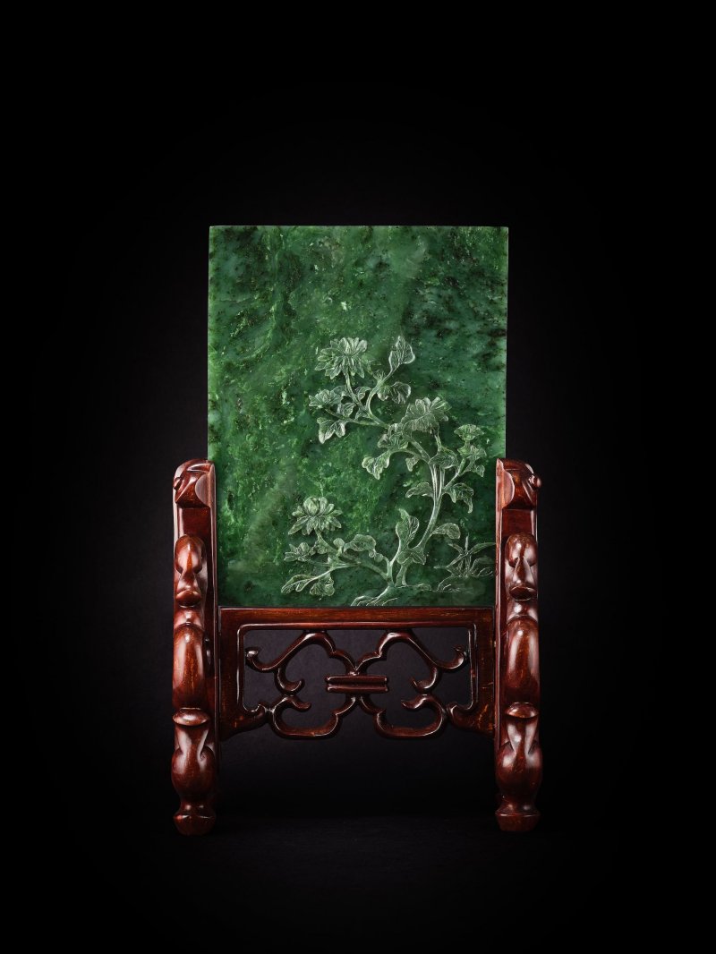 清十九世紀　碧玉人物仙家祝壽圖插屏一對 | A PAIR OF SPINACH GREEN JADE 'FIGURES IN LANDSCAPE' PANELS - 图4