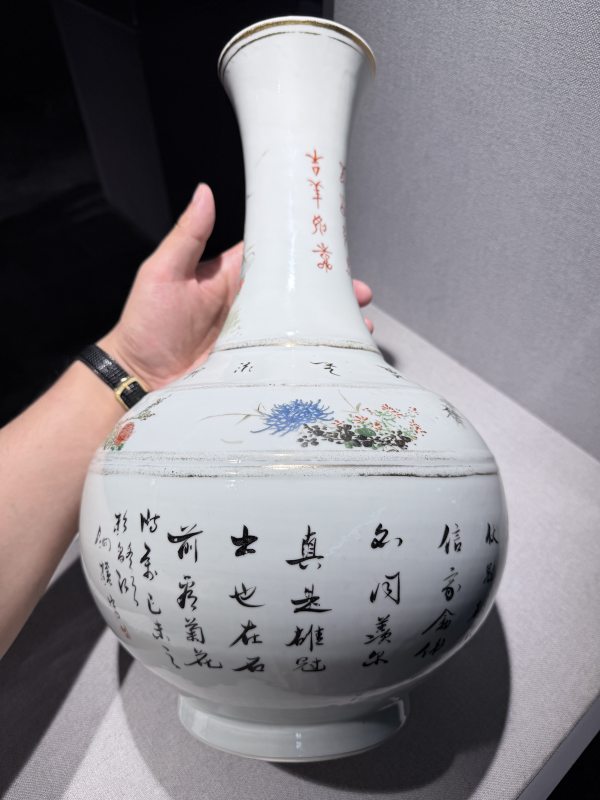 清晚期 浅绛彩大吉图赏瓶 - 图2